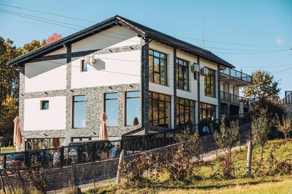 Hotel L'Invidia Novaci-Străini Exterior foto